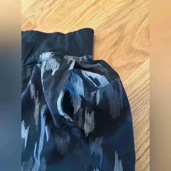 Lululemon T.H.E. Short - Size Small - Gray/Black - Picture 6 of 11